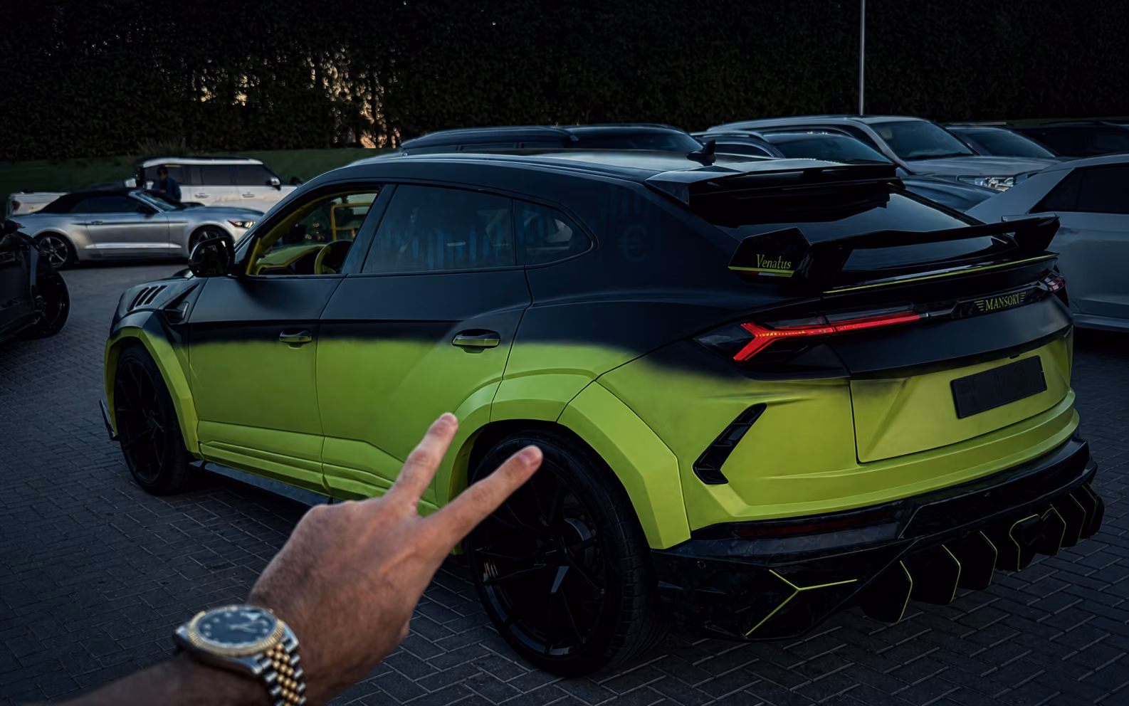 Lamborghini в фирменной обработке No Limits с отражением рыночного графика
